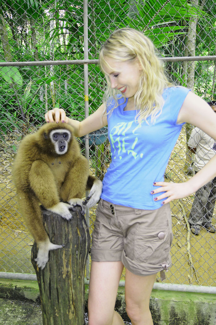 Elischeba mit Gibbon im Asia Safari Park