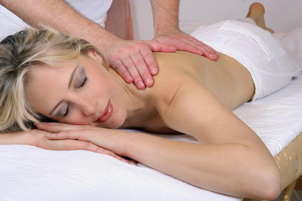 Elischeba genießt die Massage