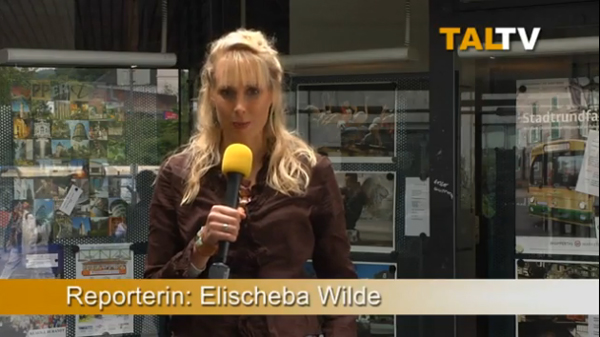 Mrs. Germany Elischeba Wilde als Reporterin zum Thema Döppersberg in Wuppertal