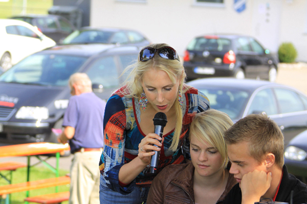 Elischeba am Mikrofon