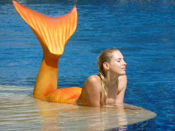 Video: Mermaid, underwater model and Mrs. Germany 2009 Elischeba Wilde