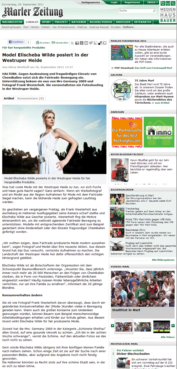 Model Elischeba Wilde posiert in der Westruper Heide für fair hergestellte Produkte