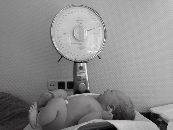 Leon auf der Waage Leon auf der Waage