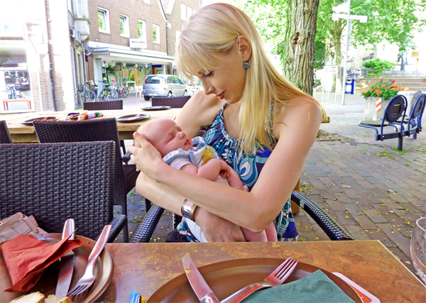 Elischeba mit Baby Leon in der Haifischbar