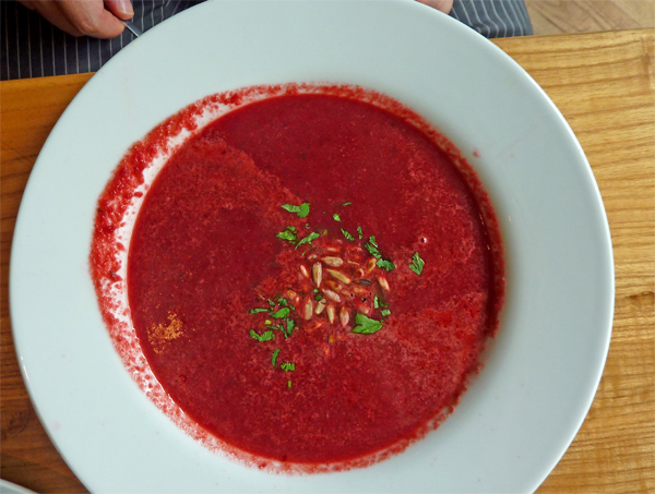 leckere rote Beete Suppe