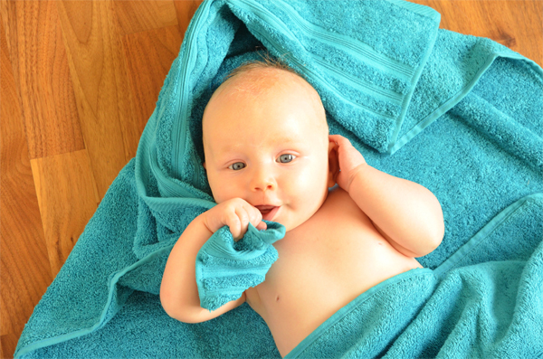 Leon genießt sein Badetuch von Caleb´s Hill