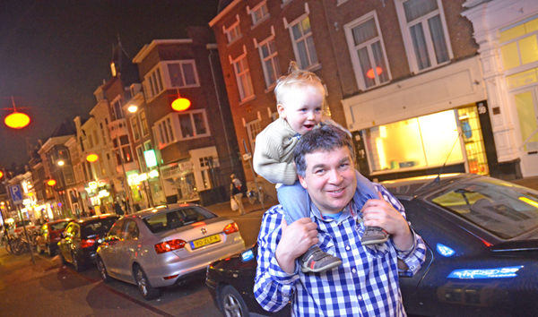 Pierre und leon bei Nacht in Den Haag