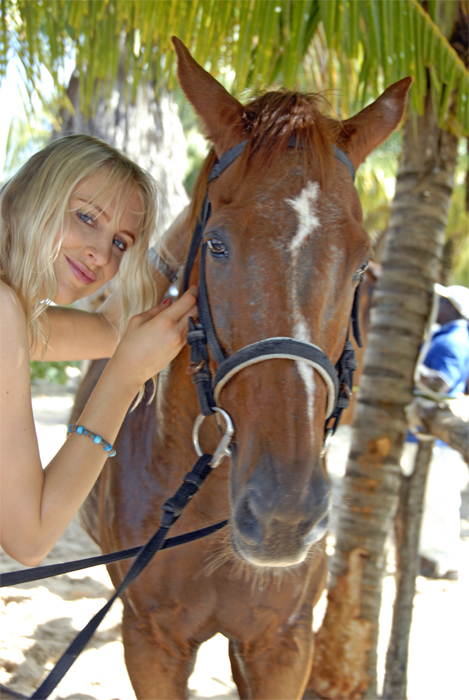 Model Elischeba mit Pferd