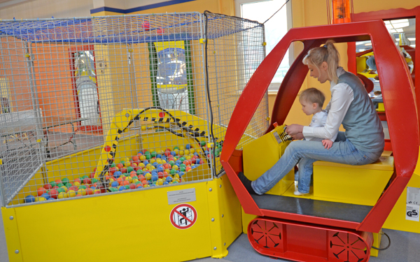 Elischeba und Leon im Bagger