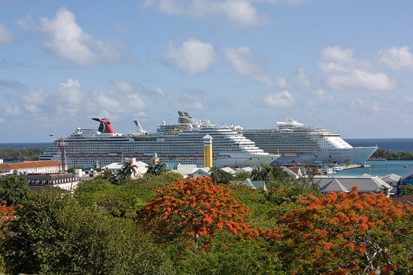 carnival-dream_oasis-of-the-seas_nassau-bahamas_8193_franz-neumeier