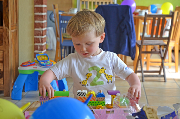 leon geschenke auspacken