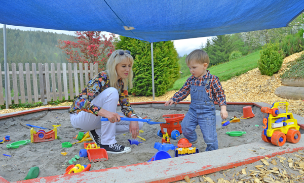 Mama und Leon am Spielplatz