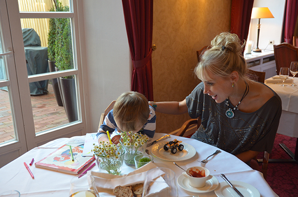 Elischeba mit Leon beim Dinner