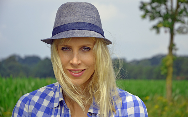 Elischeba Portrait mit Hut