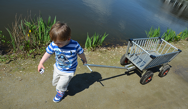 Leon mit Bollerwagen im Center Parc