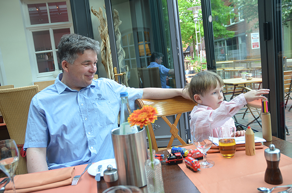 pierre im restaurant mit leon