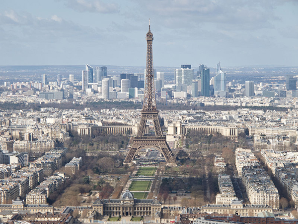 800px-Tour_Eiffel_École_militaire_Champ-de-Mars_Palais_de_Chaillot_La_Défense_-_03_600x450
