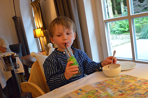 Leon mit Apfelschorle