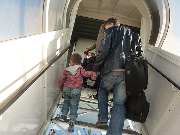 leon steigt ins flugzeug mit papa
