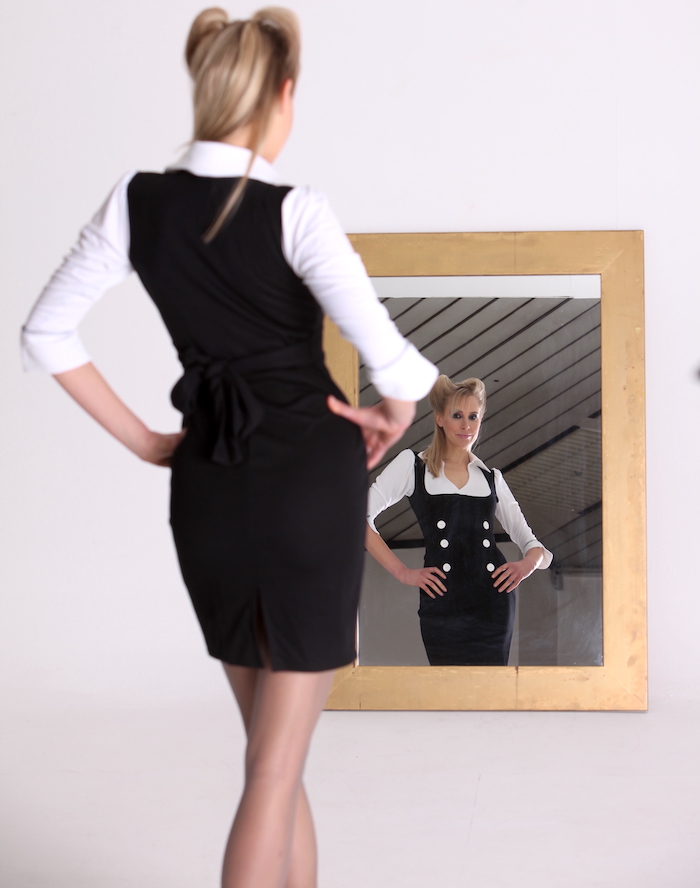 Elischeba Wilde - elegant in Nylons vor dem Spiegel