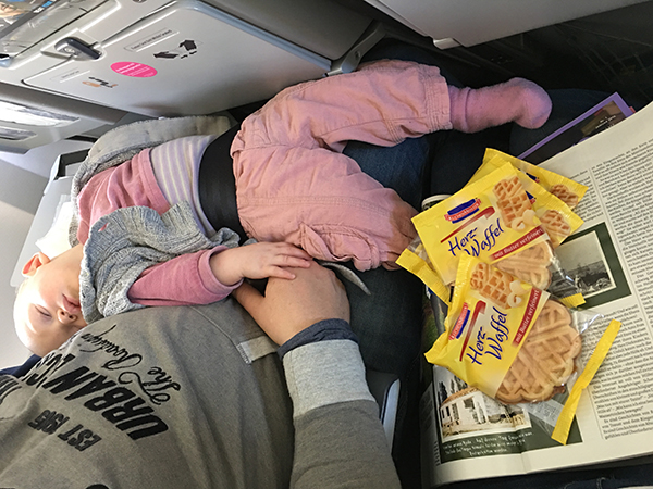 emily schlafen im flugzeug