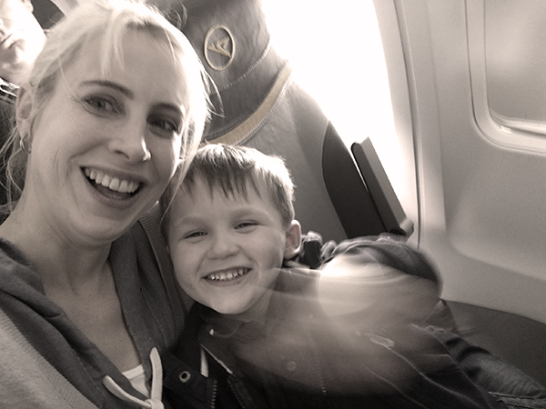 mami und leon im flugzeug