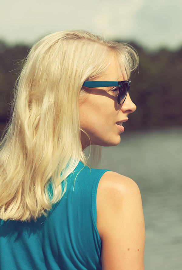 blonde frau mit sonnenbrille