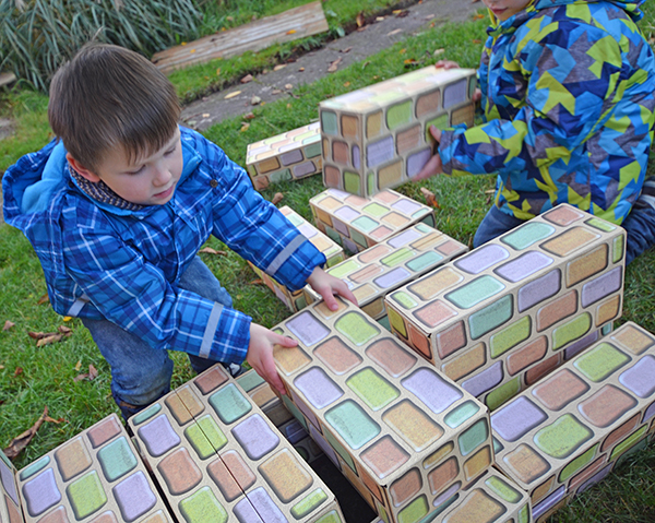 junge vier jahre spielen