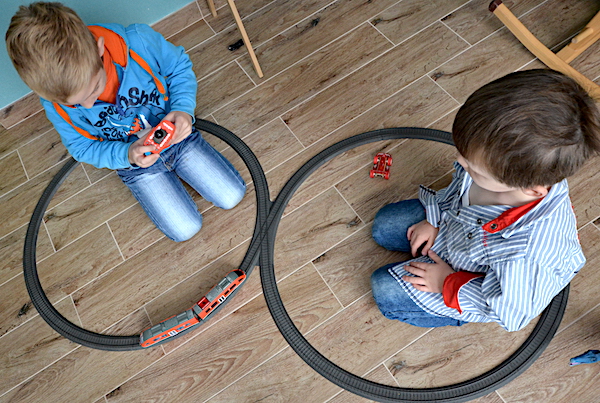 Jungen Eisenbahn spielen
