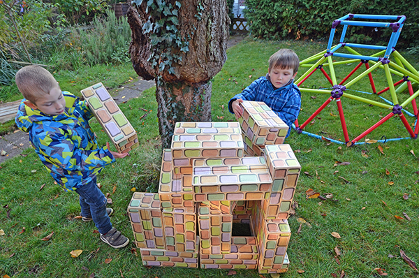 kinder draussen spielen