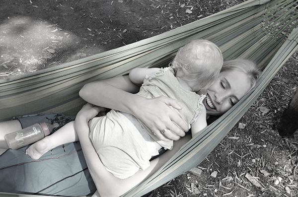 Elischeba mit Kleinkind in der Hängematte