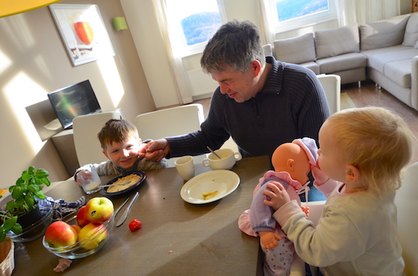 Family beim Frühstück