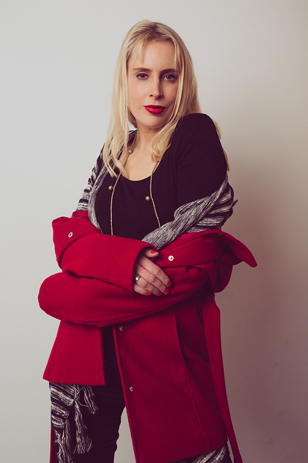 wie kombiniere ich einen roten Mantel