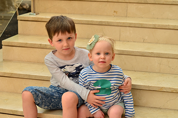 Geschwister Junge Mädchen