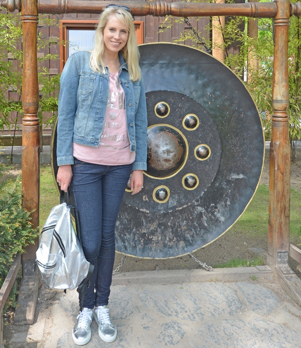 Elischeba kombiniert silberne Sneaker mit blue Jeans