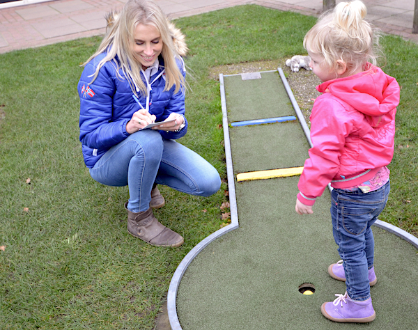 Minigolf zwei Jahre Kind