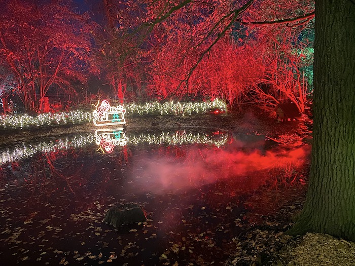 stimmungsvolles rotes Licht am Waldweihnachtsmarkt in Velen