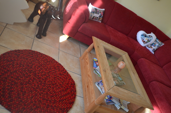 roter Teppich im Wohnzimmer