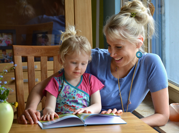Buch gucken mit Kind