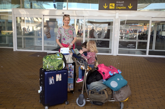 Elischeba und Kids bei der Ankunft am Flughafen auf Fuerteventura