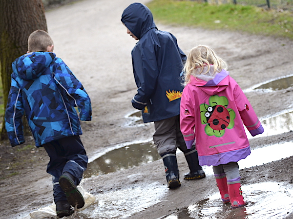 Kinder in Regenklamotten