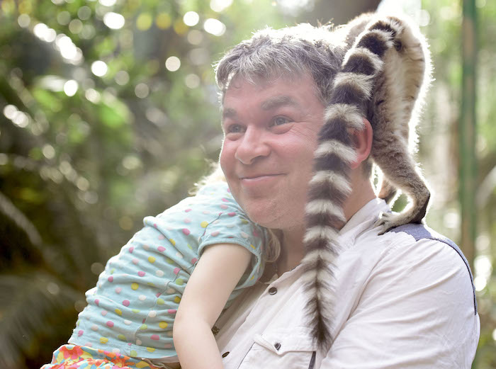 Pierre mit Lemuren im Oasis Park - Tagesausflug