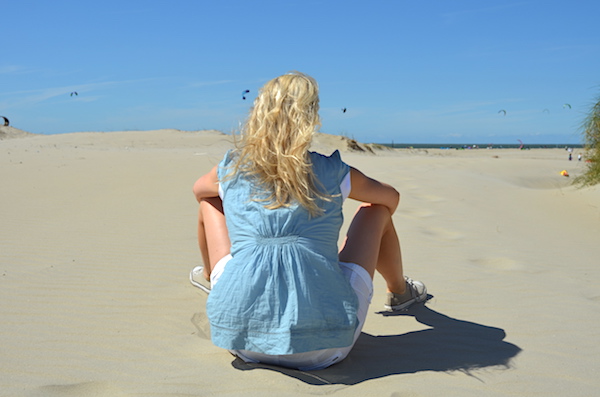 Frau am Strand in Zeeland