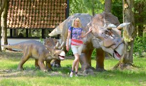 Elischeba vor Triceratops im Dino Zoo Metelen
