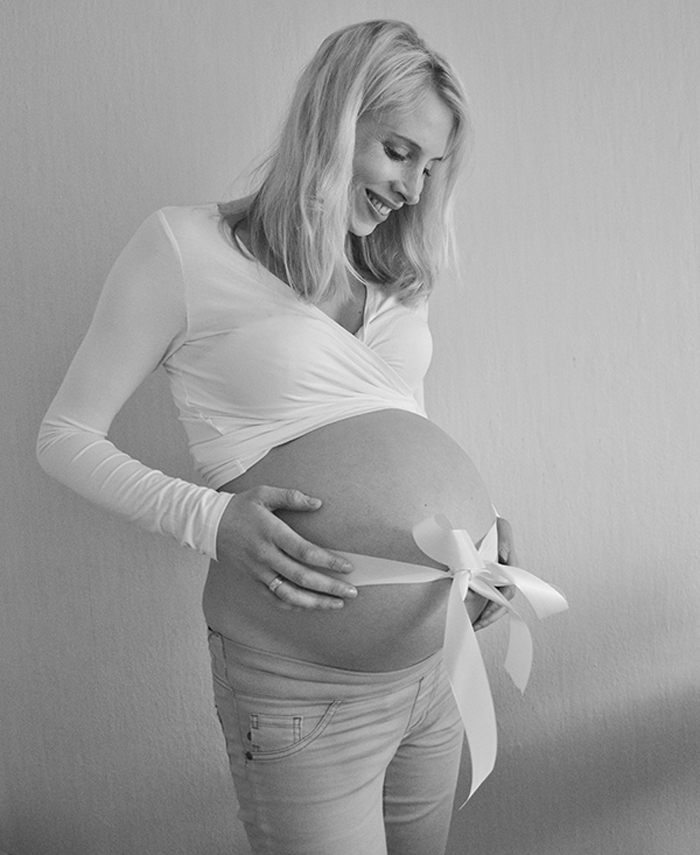 Elischeba Wilde mit Babybauch im zehnten Monat