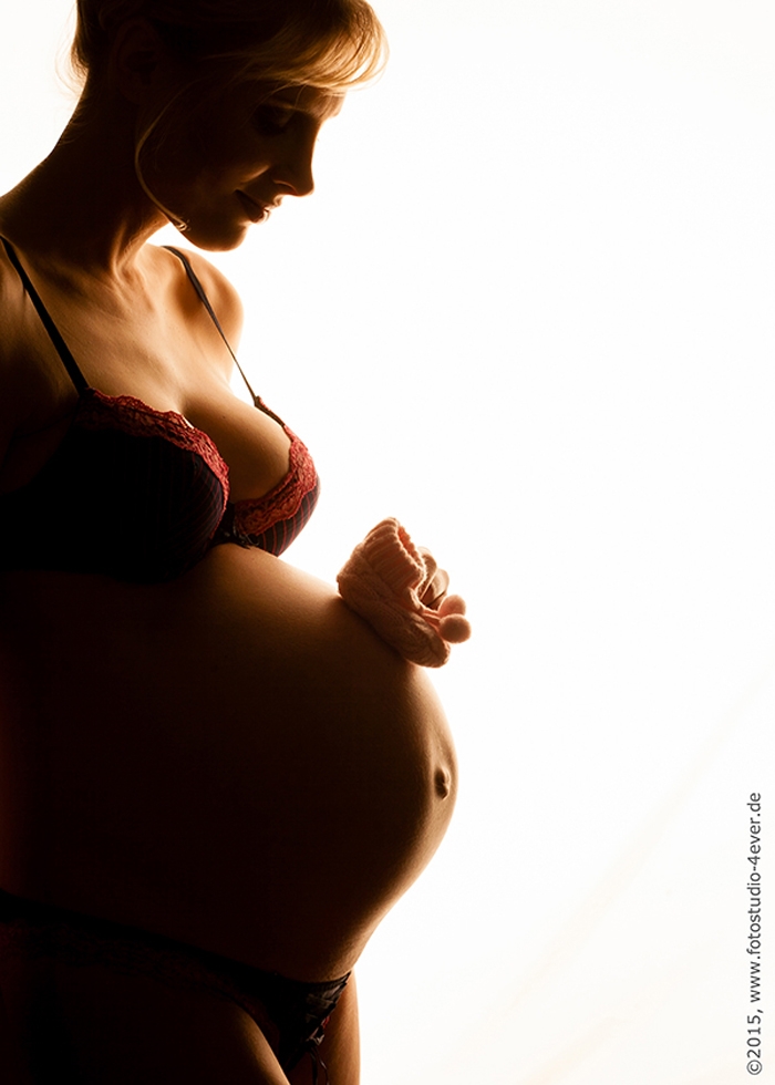 Elischeba Wilde mit Babybauch im neunten Monat