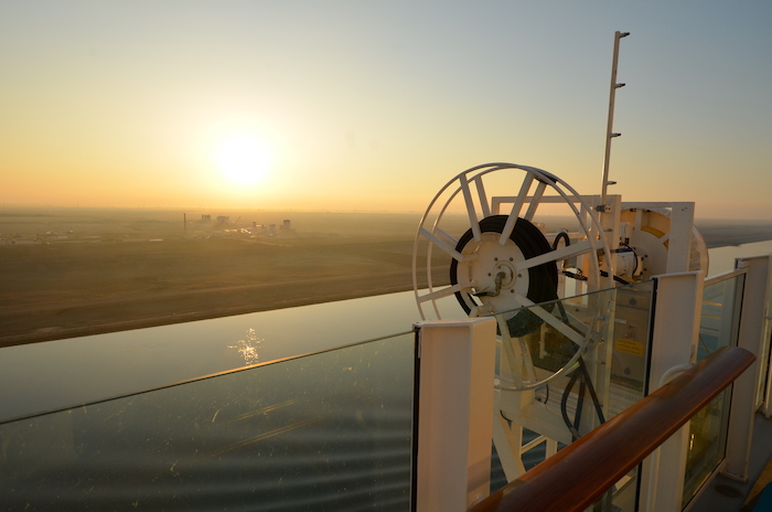 Suezkanal mit AIDAprima bei Sonnenaufgang