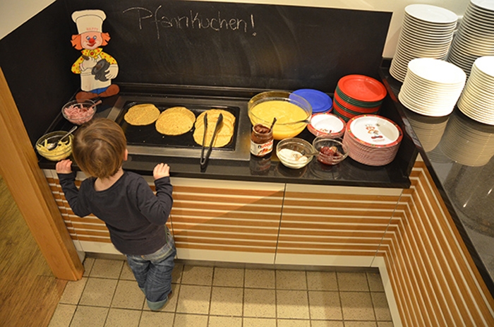 Leon holt sich Pfannkuchen vom Kinderbuffet im Familotel Ebbinghof