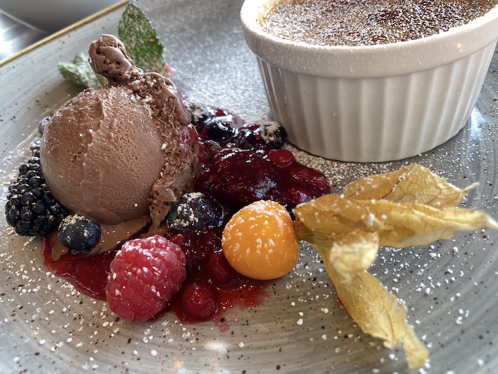 Dessert im Kliff Restaurant - Crème Brûlée mit Tahiti Vanille und Schokoladeneis