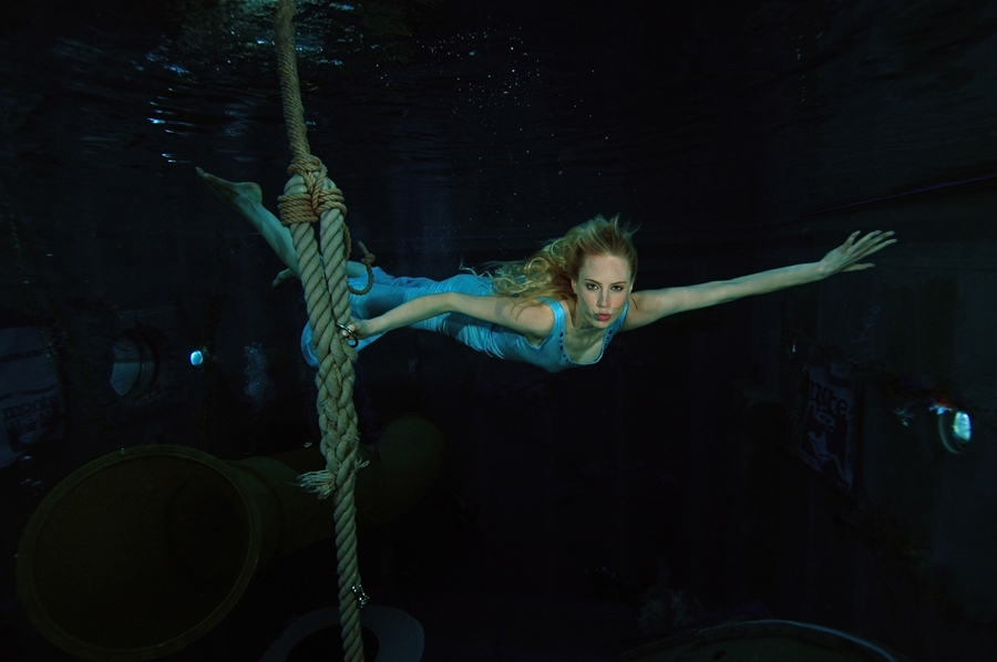 Elischeba Wilde schwebt unter Wasser